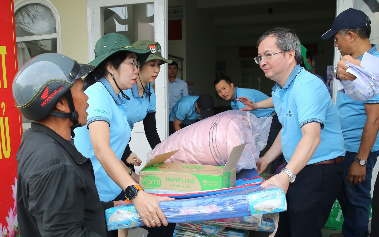 Những phần hỗ trợ thiết thực, ý nghĩa của người lao động BSR đã đến với bà con vùng lũ Đắk Lắk.