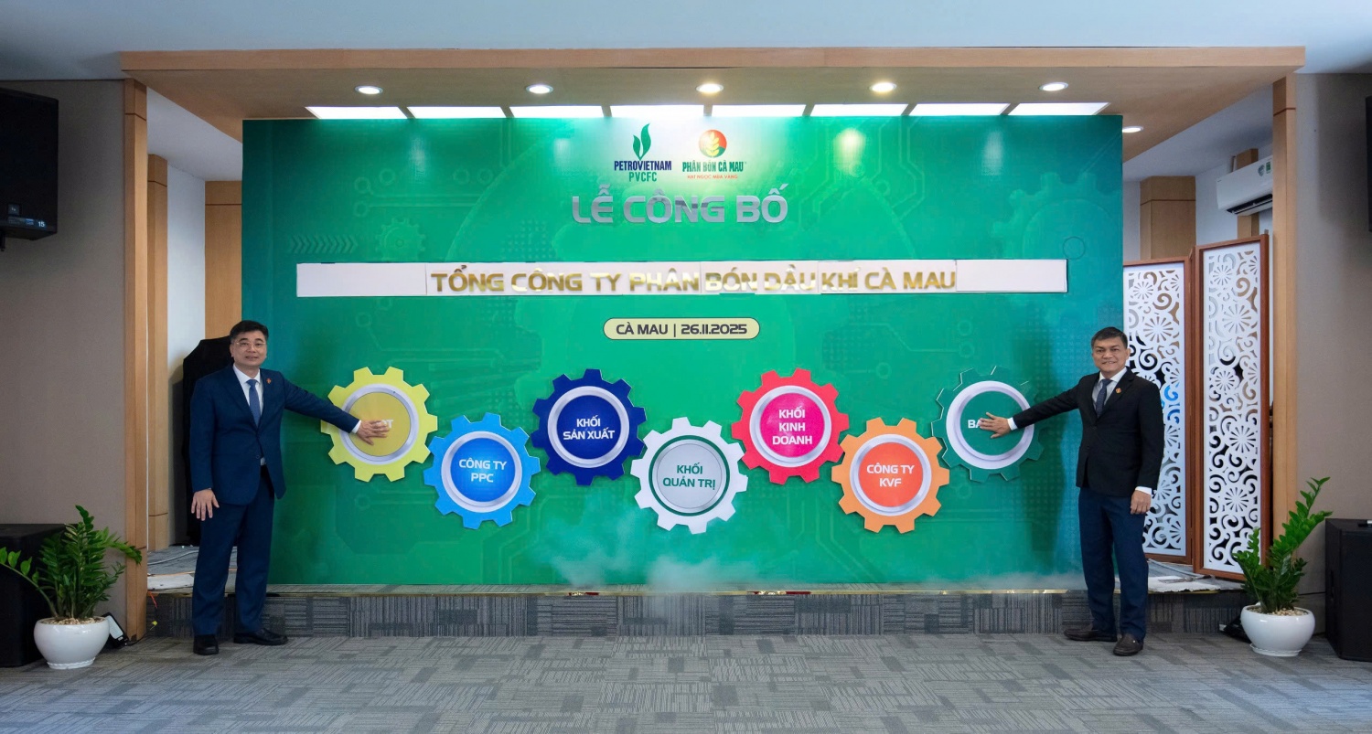 Chủ tịch HĐQT PVCFC Trần Ngọc Nguyên và Tổng Giám đốc PVCFC Văn Tiến Thanh thực hiện nghi thức công bố PVCFC chính thức trở thành Tổng công ty Phân bón Dầu khí Cà Mau.