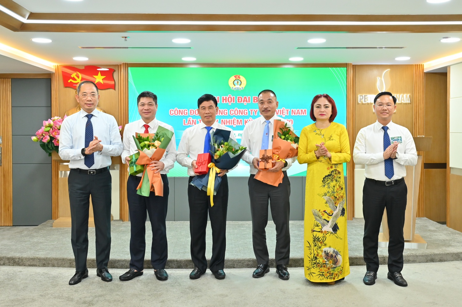 Đồng chí Nghiêm Thùy Lan – Chủ tịch Công đoàn Petrovietnam; đồng chí Cao Hoài Dương – Bí thư Đảng ủy, Chủ tịch HĐQT Tổng công ty và đồng chí Mai Xuân Hải - Chủ tịch Công đoàn Tổng công ty khóa V tặng hoa tri ân đồng chí Đoàn Duy Công – Chủ tịch Công đoàn Tổng công ty khóa IV và các đồng chí không tham gia Ban Chấp hành Công đoàn khóa V đã hoàn thành xuất sắc nhiệm vụ công tác