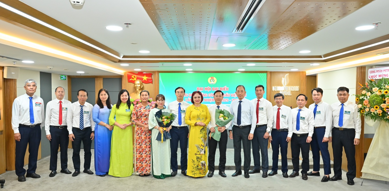 Đồng chí Nghiêm Thùy Lan – Chủ tịch Công đoàn Petrovietnam và đồng chí Cao Hoài Dương – Bí thư Đảng ủy, Chủ tịch HĐQT Tổng công ty chúc mừng Ban Chấp hành Công đoàn PVOIL khóa V, nhiệm kỳ 2025-2030