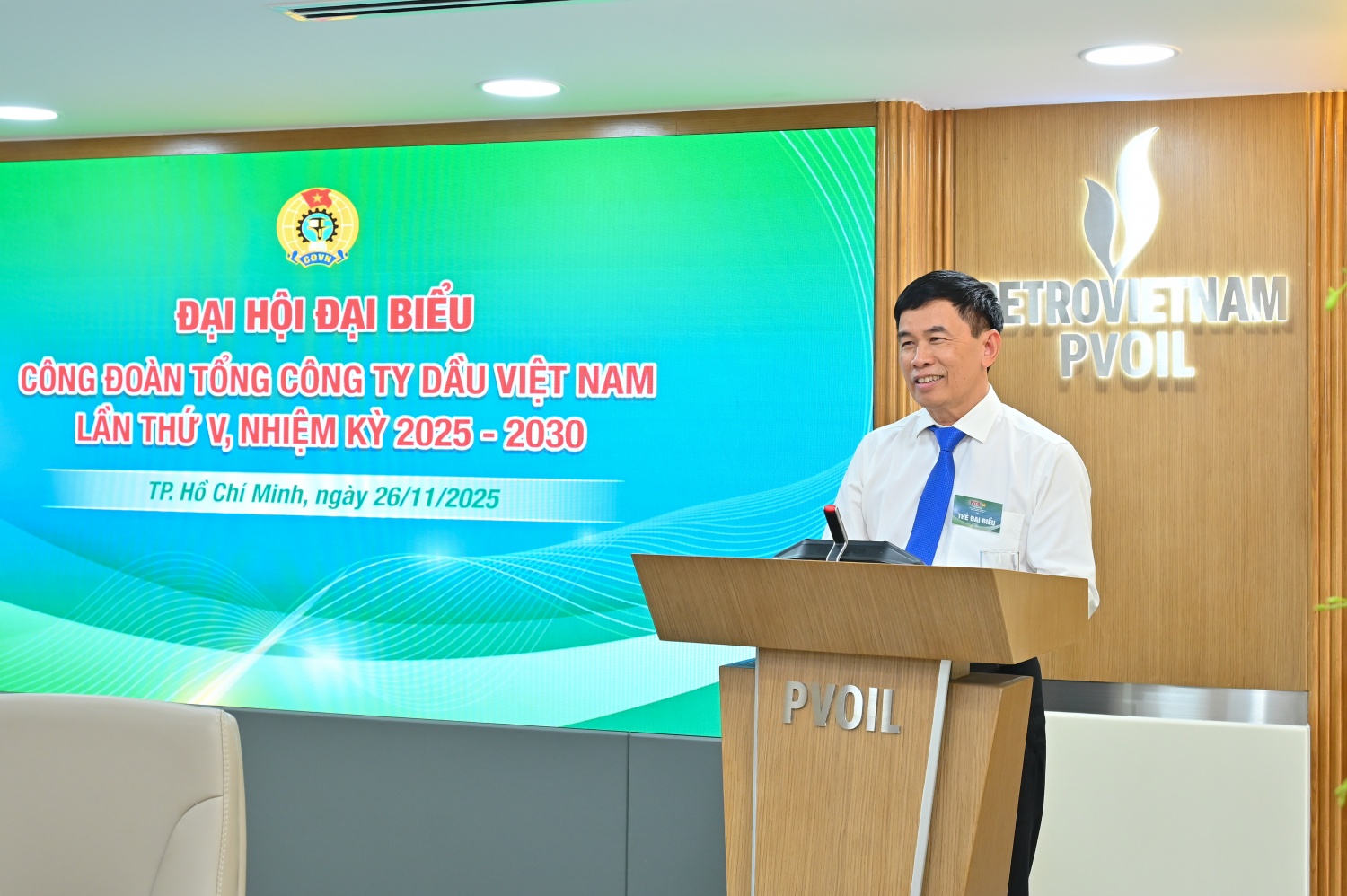 Đồng chí Đoàn Duy Công – Chủ tịch Công đoàn Tổng công ty khóa IV trình bày báo cáo tại Đại hội
