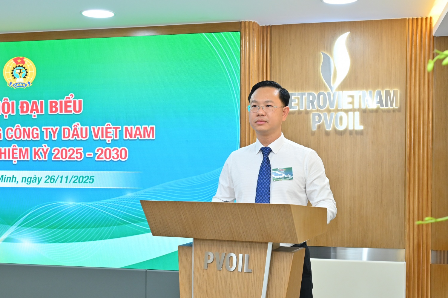 Đồng chí Mai Xuân Hải – Phó Chủ tịch Công đoàn Tổng công ty khóa IV trình bày báo cáo tại Đại hội