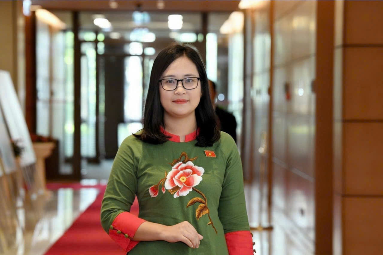 ĐBQH Hà Ánh Phượng trao đổi với phóng viên PetroTimes bên lề Kỳ họp thứ 10, Quốc hội khóa XV