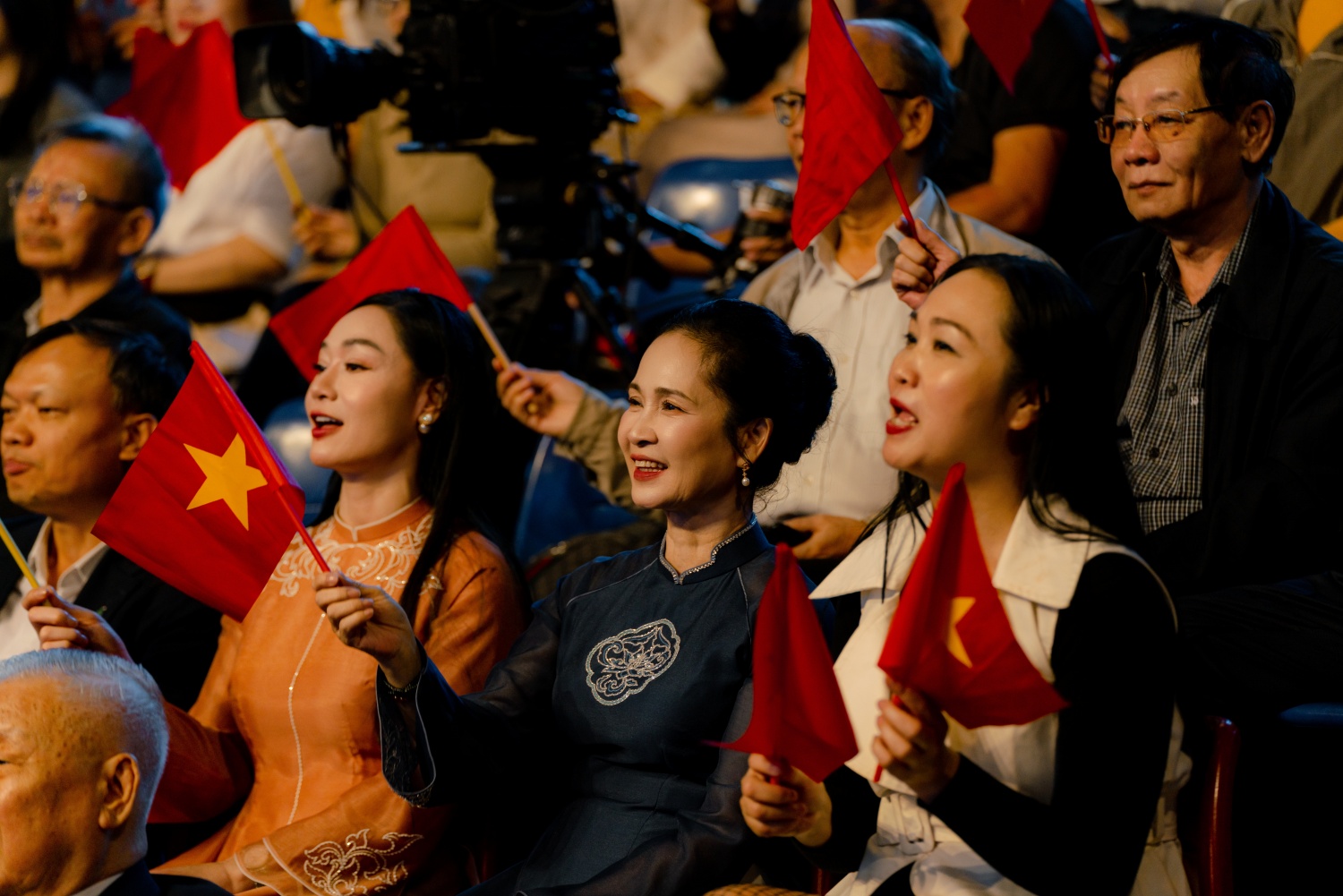 Đối với người không công tác trong lĩnh vực dầu khí, năng lượng nhưng NSND Lan Hương có một tình cảm đặc biệt với dầu khí, Petrovietnam – tình cảm được nuôi dưỡng từ thời còn là một nghệ sĩ trẻ.