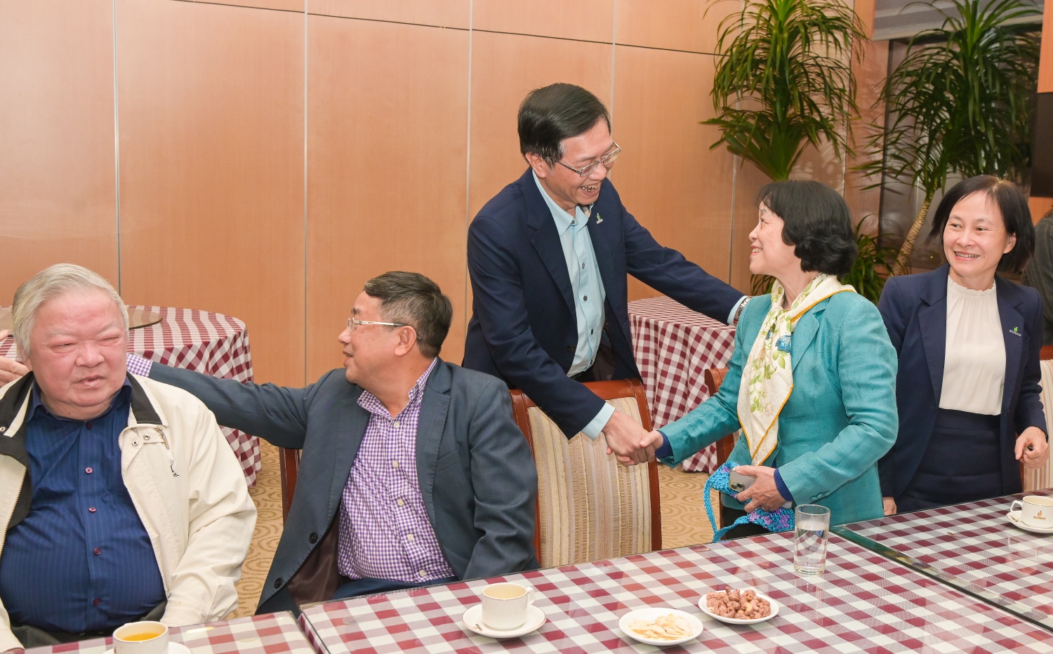 Đồng chí Trần Quang Dũng - Phó Bí thư thường trực Đảng ủy Petrovietnam thăm hỏi các đồng chí nguyên lãnh đạo Tập đoàn