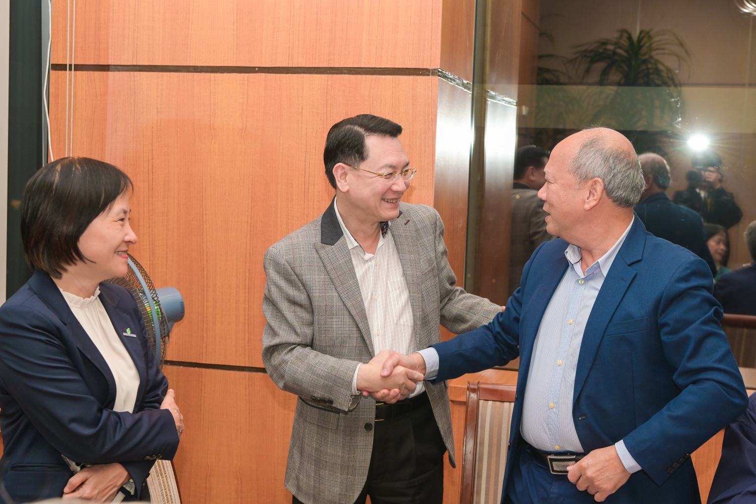 Đồng chí Phạm Tuấn Anh - Thành viên HĐTV Petrovietnam thăm hỏi các đồng chí nguyên lãnh đạo Tập đoàn