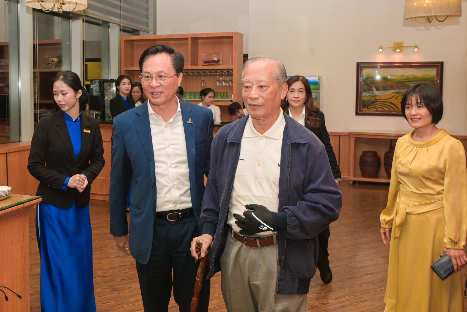 Đồng chí Bùi Minh Tiến - Thành viên HĐTV Petrovietnam thăm hỏi các đồng chí nguyên lãnh đạo Tập đoàn qua các thời kỳ