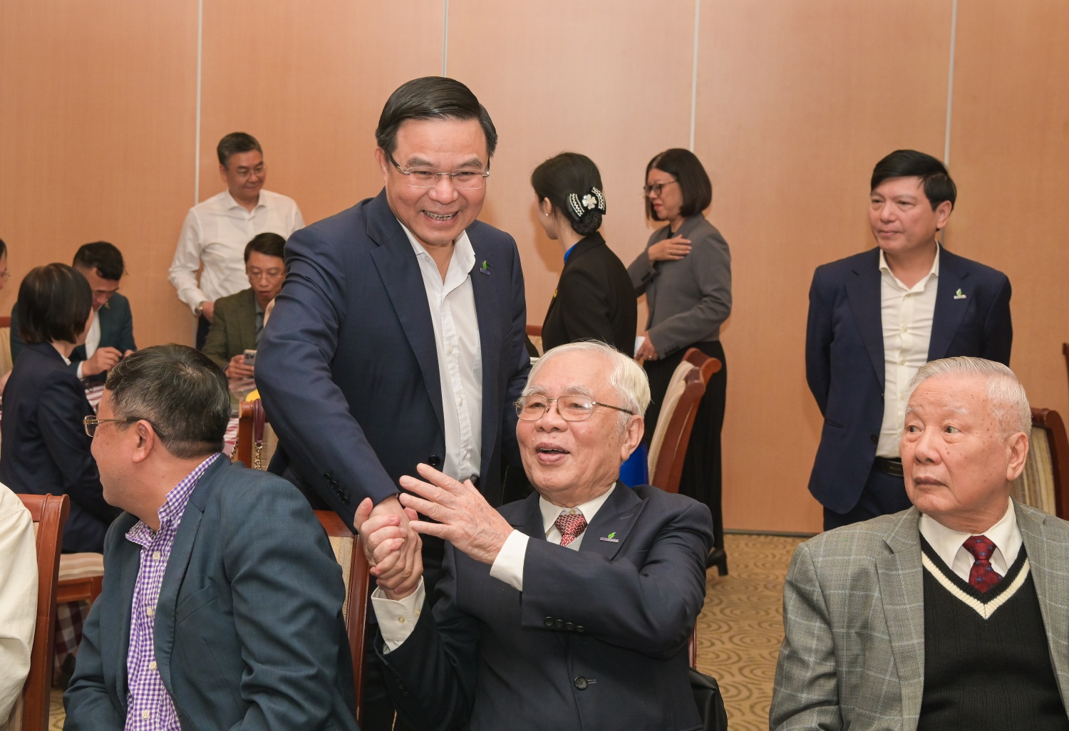 Đồng chí Lê Mạnh Hùng thăm hỏi các nguyên lãnh đạo các thời kỳ của Tập đoàn.