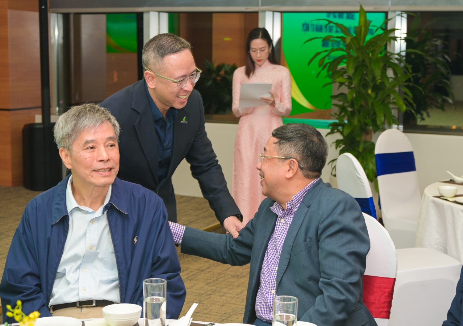 Đồng chí Trần Bình Minh - Thành viên HĐTV Petrovietnam thăm hỏi các đồng chí nguyên lãnh đạo Tập đoàn