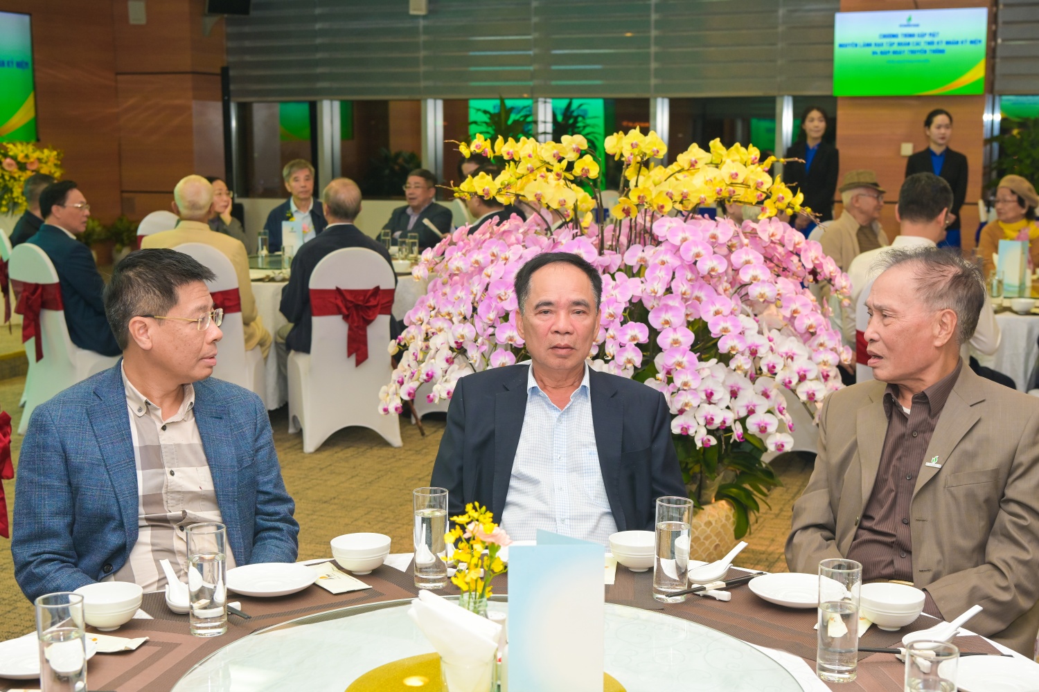 Đồng chí Nguyễn Văn Mậu - Thành viên HĐTV Petrovietnam thăm hỏi các đồng chí nguyên lãnh đạo Tập đoàn