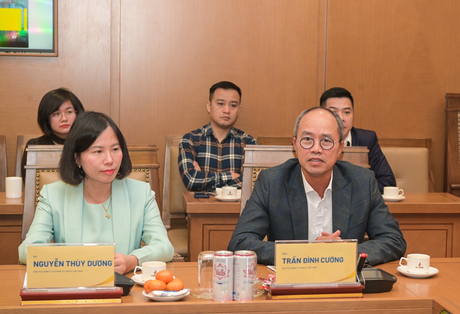 Ông Trần Đình Cường - Chủ tịch Công ty EY Việt Nam trao đổi tại buổi làm việc.