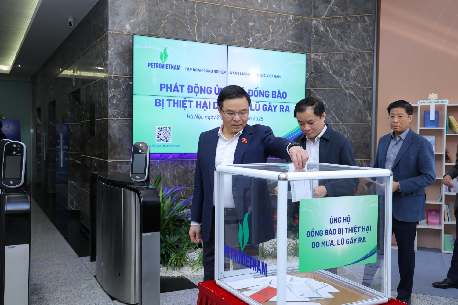 Chủ tịch HĐTV Petrovietnam Lê Mạnh Hùng ủng hộ đồng bào vùng lũ lụt.