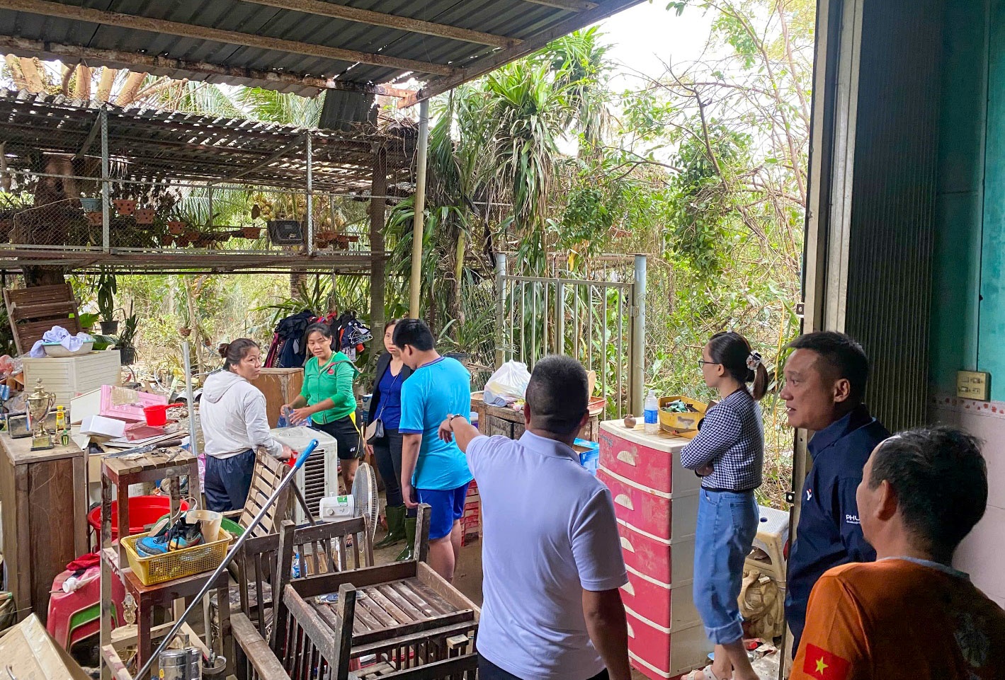 Lãnh đạo, người lao động các đơn vị thành viên của PVFCCo - Phú Mỹ đến tận nơi chia sẻ khó khăn với bà con.