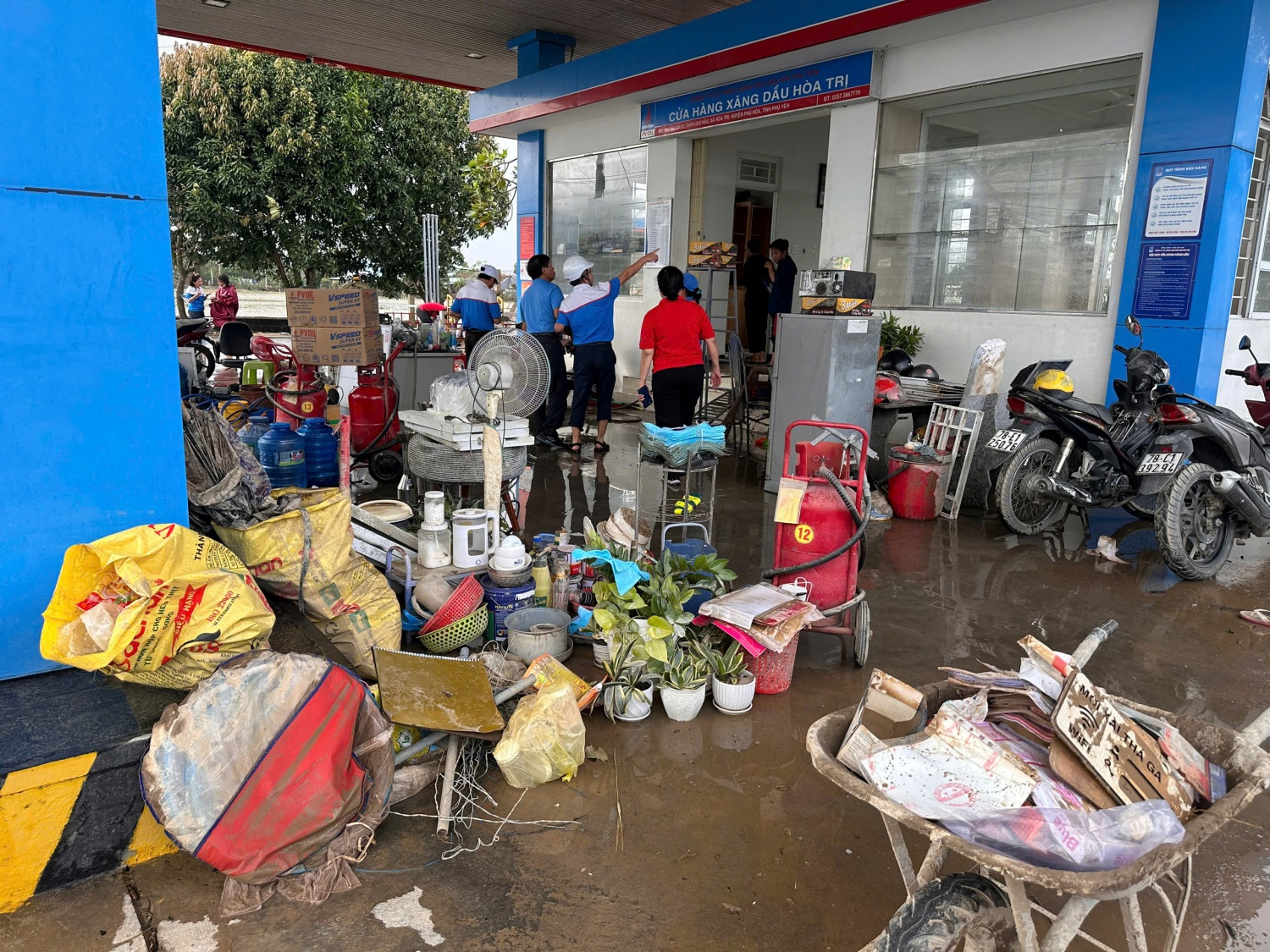 19 cửa hàng xăng dầu của PVOIL bị ngập sâu trong nước, bản thân và gia đình nhiều người lao động cũng chịu thiệt hại nặng nề.