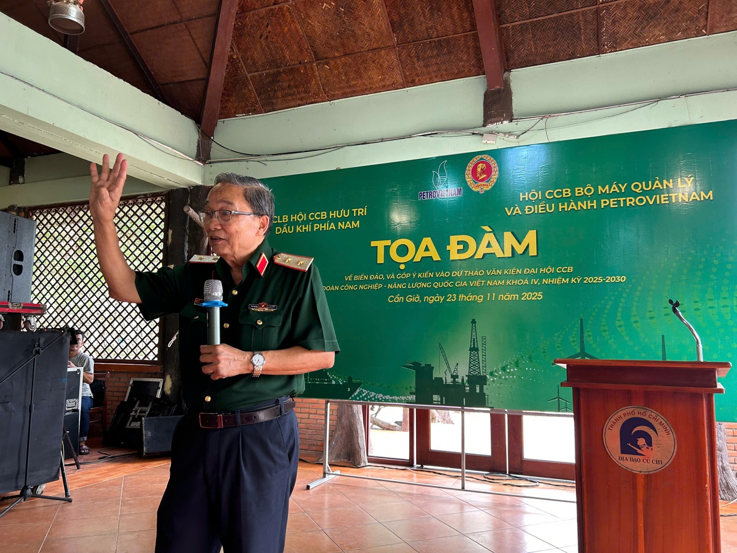 Trung tướng Phạm Văn Dỹ - nguyên Chính ủy Quân khu 7 trình bày chuyên đề về biển đảo tại tọa đàm
