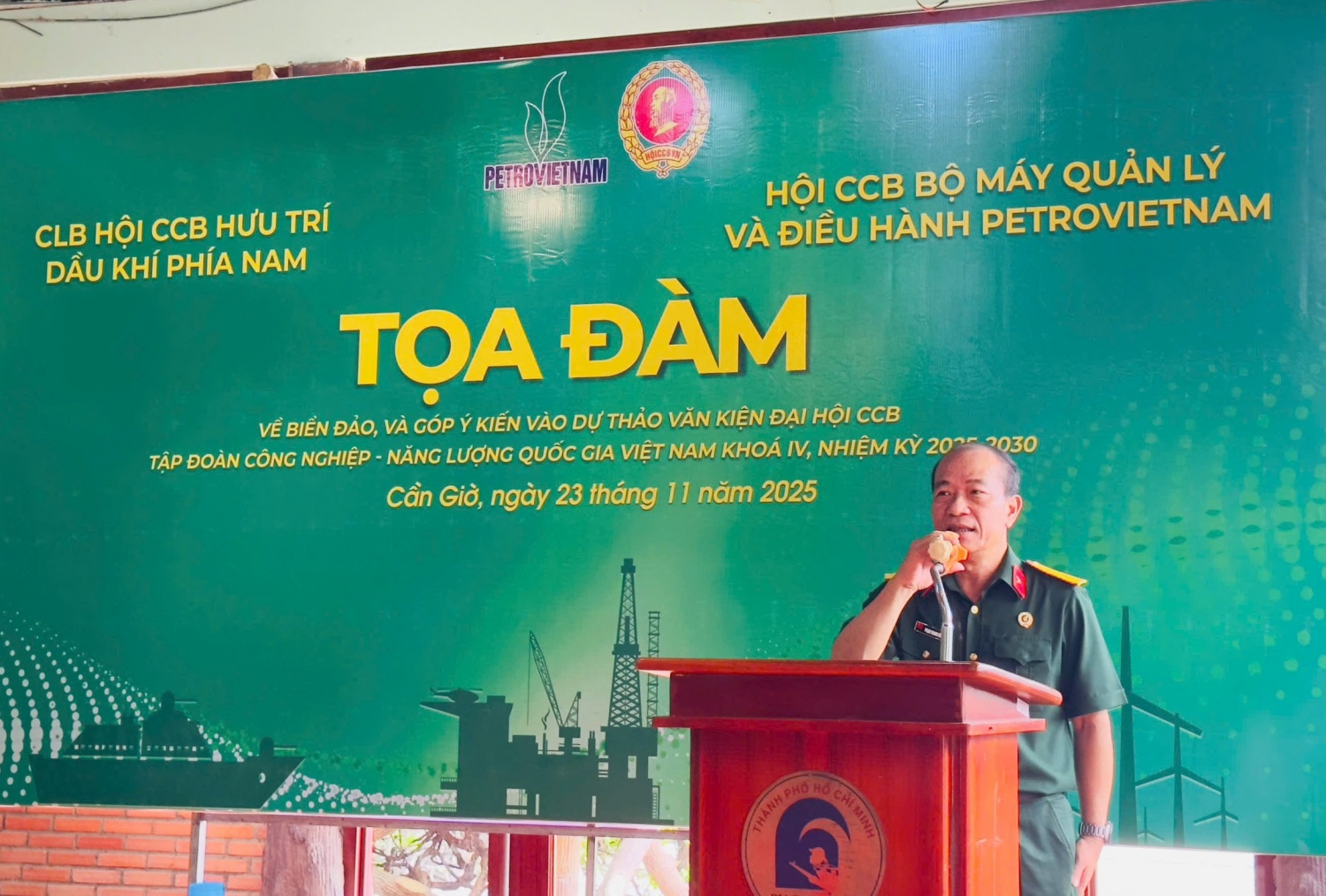 Đồng chí Phạm Quang Dũng - Ủy viên Ban Thường vụ Đảng ủy, Chủ tịch Hội CCB Petrovietnam, Phó Bí thư Thường trực Đảng ủy Bộ máy QL&ĐH nhấn mạnh sự đóng góp quan trọng của lực lượng CCB trong suốt quá trình xây dựng và phát triển của Petrovietnam.