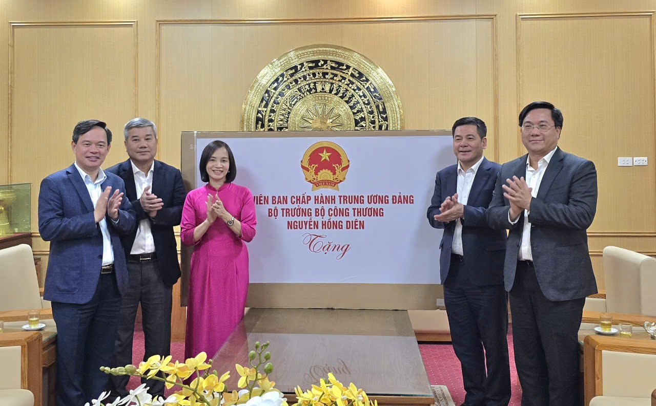 Nhân dịp Lễ khánh thành phòng STEM, Bộ trưởng Bộ Công Thương Nguyễn Hồng Diên và ông Trần Duy Đông – Chủ tịch UBND tỉnh Phú Thọ đã trao tặng Trường THCS Hướng Đạo một chiếc tivi, phục vụ công tác giảng dạy và học tập của nhà trường.
