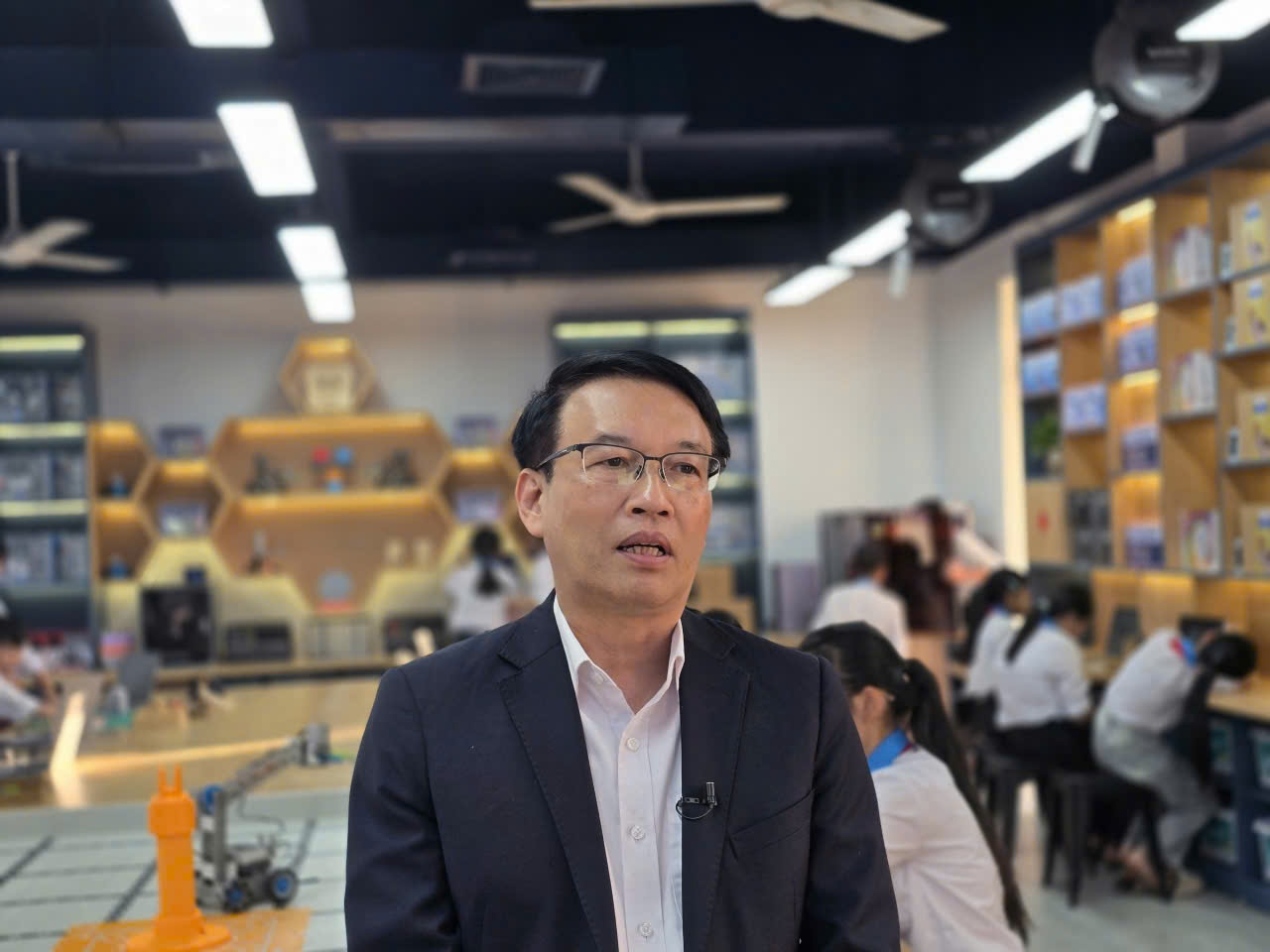 Theo đồng chí Hoàng Mạnh Cường, Phó Giám đốc Sở Giáo dục và Đào tạo tỉnh Phú Thọ: Phòng STEM không chỉ tạo điều kiện cho học sinh tiếp cận khoa học công nghệ hiện đại, mà còn mở ra môi trường thuận lợi để giáo viên đổi mới phương pháp giảng dạy.