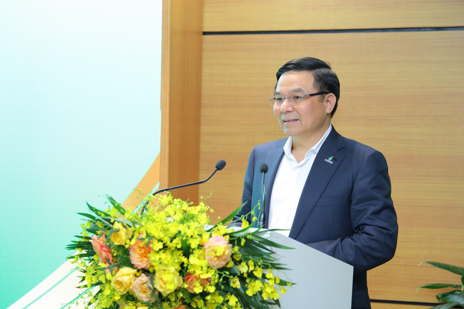 Đồng chí Lê Mạnh Hùng - Bí thư Đảng ủy, Chủ tịch HĐTV Tập đoàn cho biết, trong hành trình 64 năm truyền thống ngành Dầu khí Việt Nam, 50 năm xây dựng và phát triển Tập đoàn, Petrovietnam luôn trân trọng và biết ơn những đóng góp của các thế hệ lãnh đạo, người lao động đi trước, những người đã đặt nền móng để Tập đoàn có được thành tựu “5 An, 5 Nhất” như ngày hôm nay.
