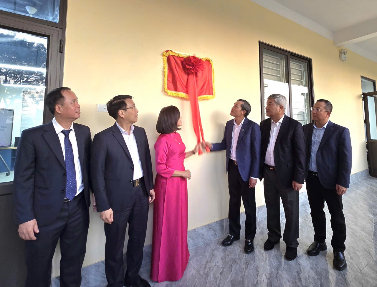 Lãnh đạo Petrovietnam, PVEP, đại diện Sở Giáo dục và Đào tạo tỉnh Phú Thọ cùng Ban Giám hiệu Trường THCS Hướng Đạo thực hiện nghi thức cắt băng khánh thành, chính thức đưa phòng STEM vào hoạt động.