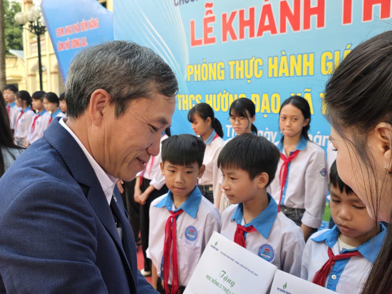 Phó Tổng giám đốc PVEP Hoàng Ngọc Trung trao học bổng cho các em học sinh.