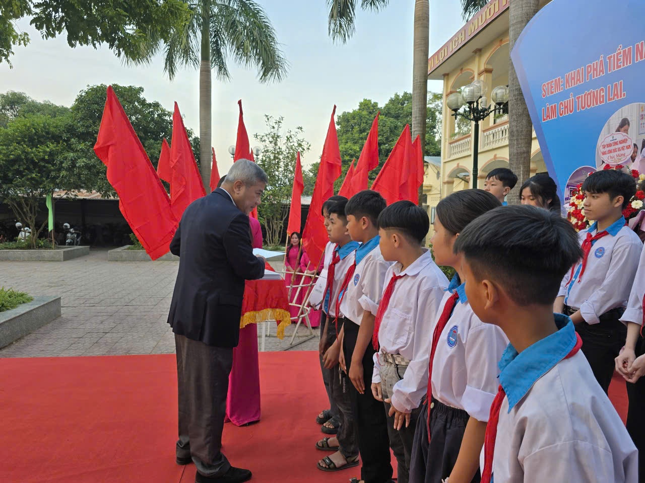 Phó Tổng giám đốc Petrovietnam Đỗ Chí Thanh trao học bổng cho các em học sinh.