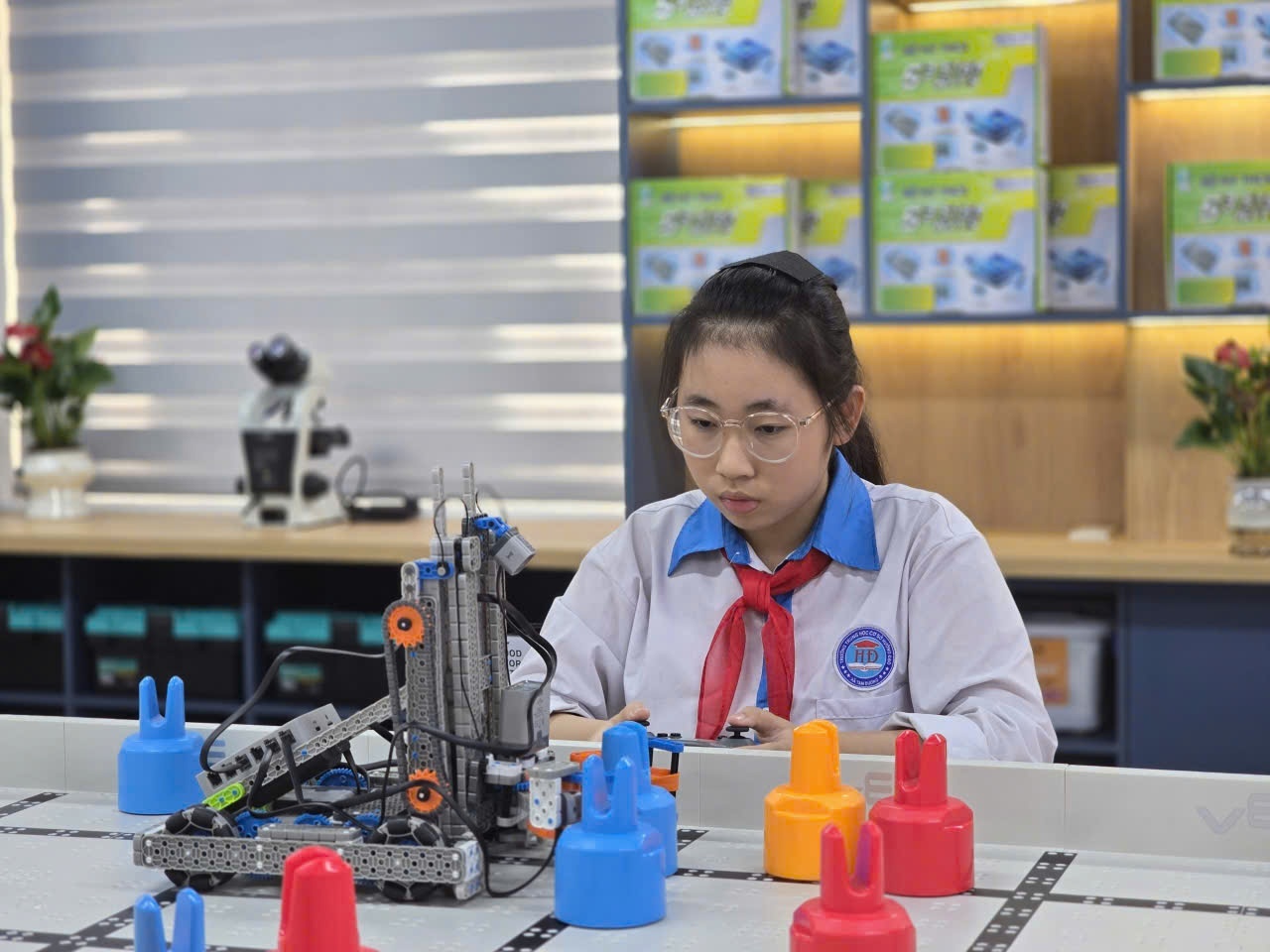 Học sinh Trường THCS Hướng Đạo (xã Tam Dương, tỉnh Phú Thọ) thực hành trong phòng STEM do Petrovietnam tài trợ