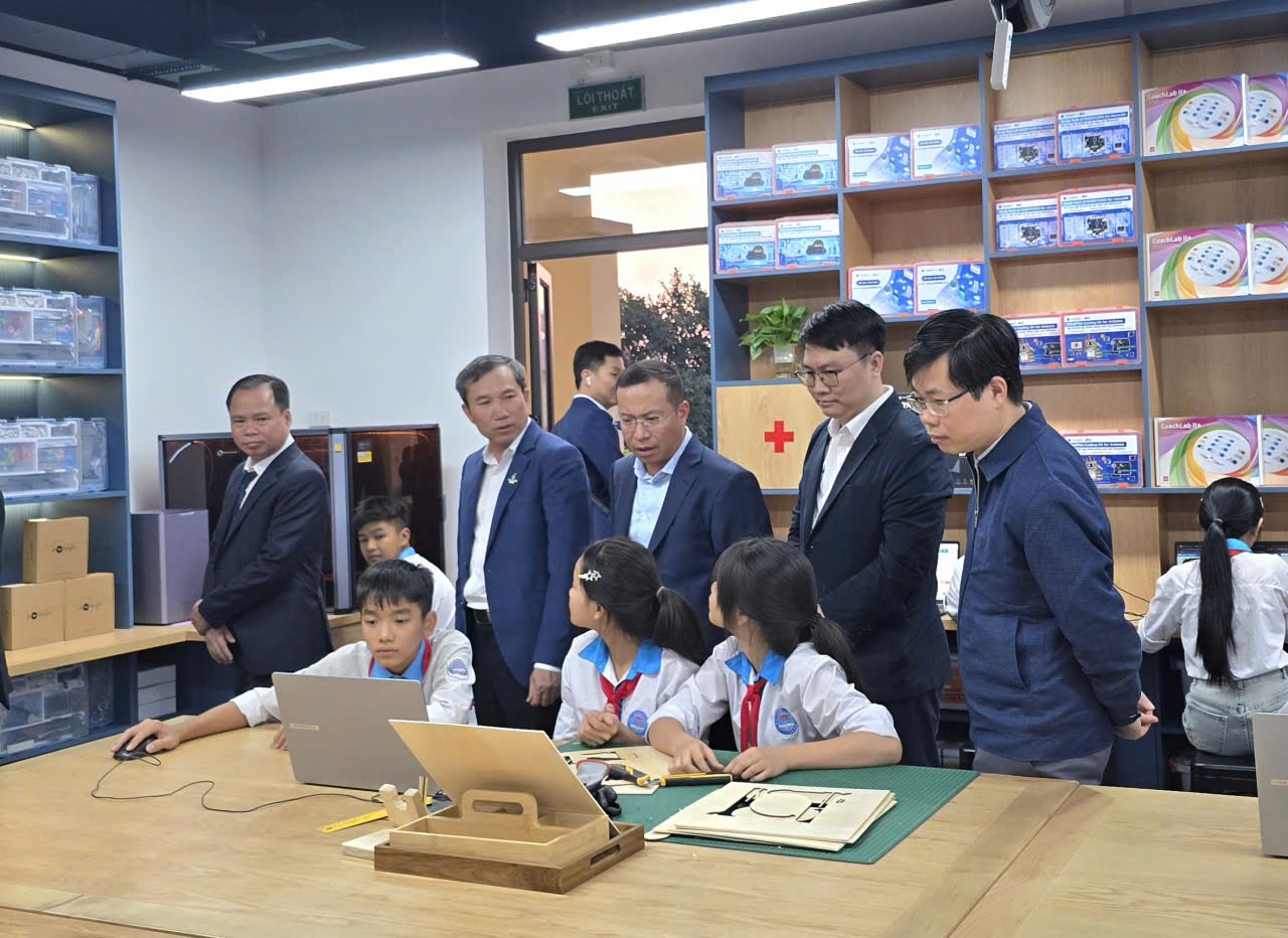 Các đại biểu tham quan phòng STEM vừa khánh thành.