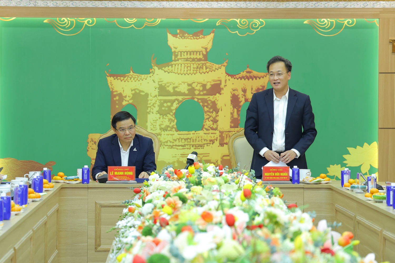 Đồng chí Nguyễn Hữu Nghĩa, Ủy viên Trung ương Đảng, Bí thư Tỉnh ủy Hưng Yên chúc mừng Petrovietnam nhân dịp kỷ niệm 64 năm Ngày truyền thống ngành Dầu khí Việt Nam (27/11/1961 - 27/11/2025)