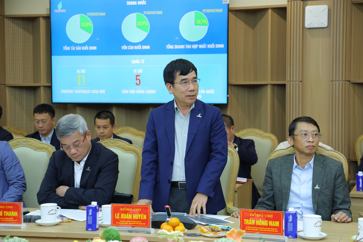 Đồng chí Lê Xuân Huyên, Ủy viên Ban Thường vụ Đảng ủy, Phó Tổng Giám đốc Petrovietnam báo cáo tại buổi làm việc