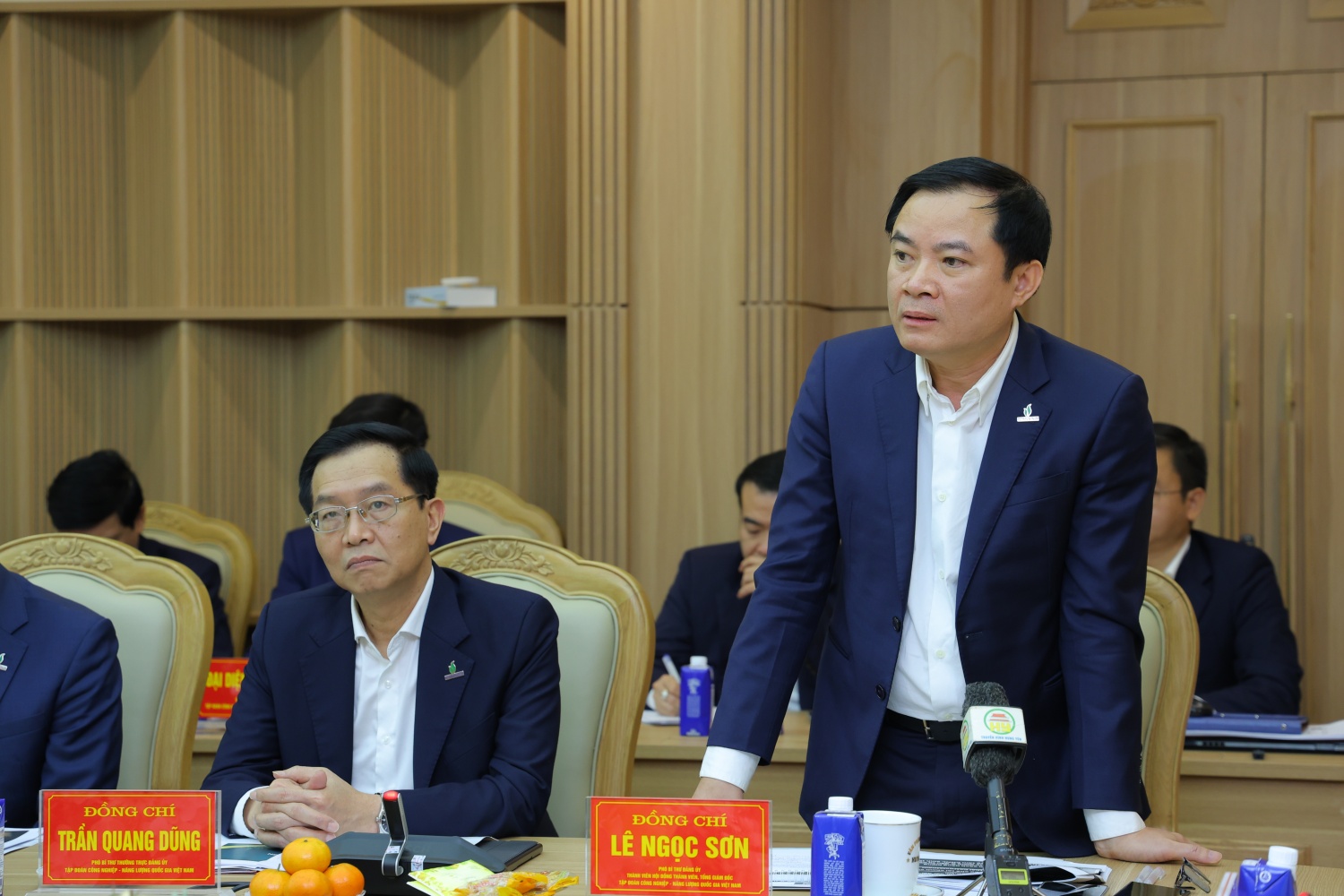 Đồng chí Lê Ngọc Sơn, Phó Bí thư Đảng ủy, Tổng Giám đốc Petrovietnam trao đổi tại buổi làm việc