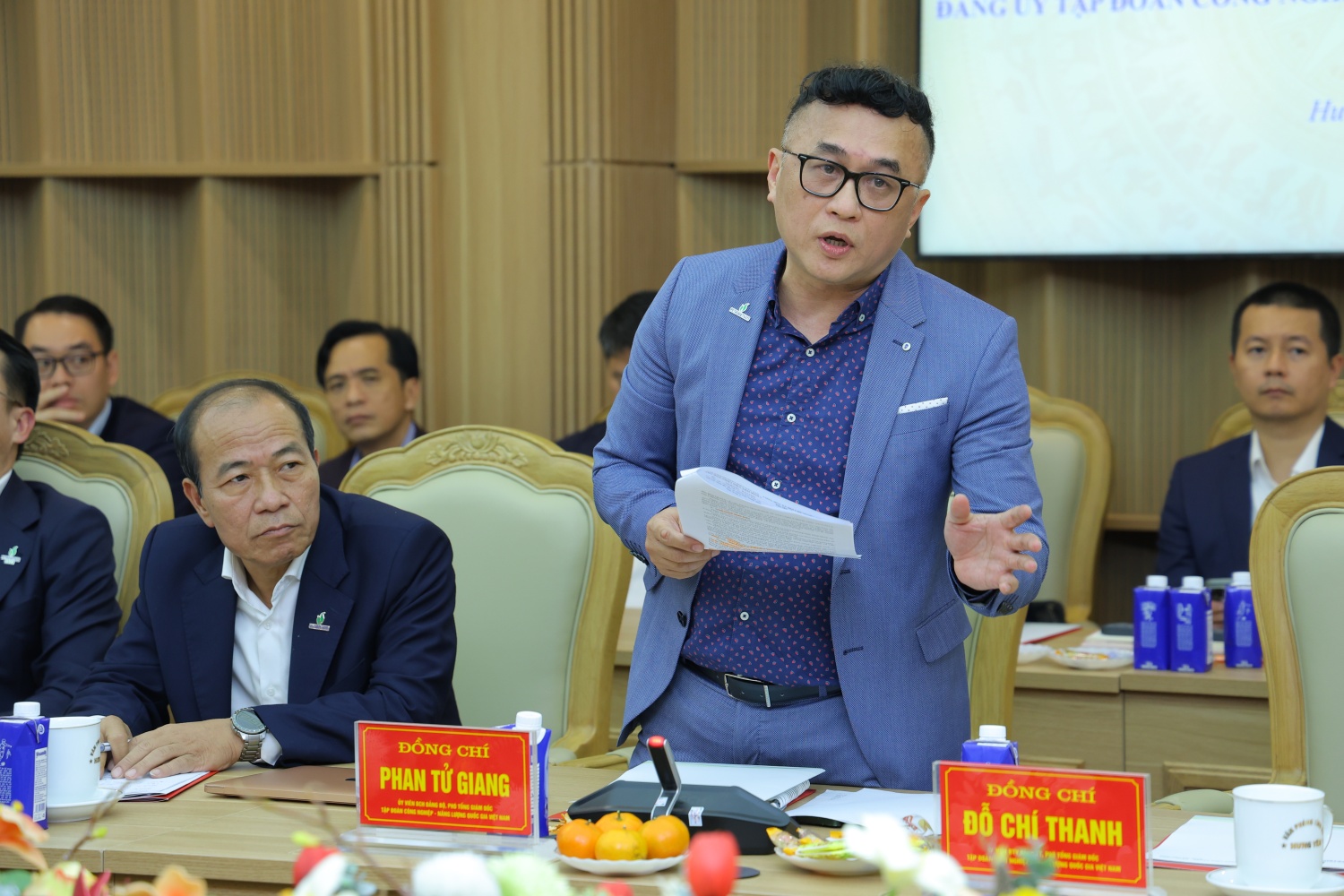 Đồng chí Phan Tử Giang, Ủy viên Ban Chấp hành Đảng bộ, Phó Tổng Giám đốc Petrovietnam trao đổi tại buổi làm việc
