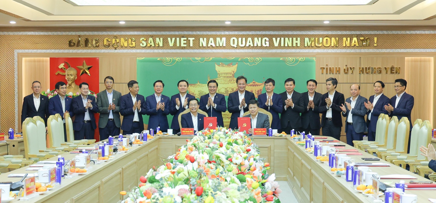 Thay mặt Tỉnh ủy Hưng Yên và Ban Thường vụ Đảng ủy Petrovietnam, đồng chí Trần Quốc Toản, Phó Bí thư thường trực Tỉnh ủy Hưng Yên và đồng chí Trần Quang Dũng, Phó Bí thư thường trực Đảng ủy Petrovietnam ký kết biên bản khung hợp tác
