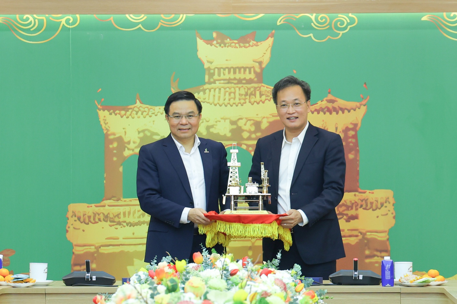 Đồng chí Lê Mạnh Hùng tặng mô hình giàn khoan lưu niệm cho đồng chí Nguyễn Hữu Nghĩa, Ủy viên Trung ương Đảng, Bí thư Tỉnh ủy Hưng Yên