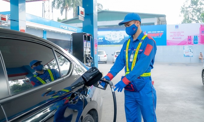 Ngày 07/11/2025, Bộ trưởng Bộ Công Thương đã ban hành Thông tư 50/2025/TT-BCT quy định: Từ ngày 01/6/2026, xăng không chì (theo quy chuẩn kỹ thuật quốc gia hiện hành) phải phối trộn, pha chế thành xăng E10 để sử dụng cho động cơ xăng trên toàn quốc
