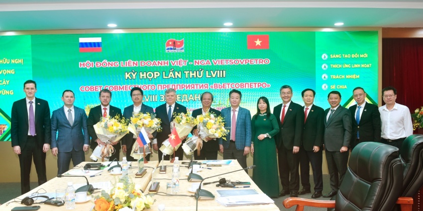 Hội đồng tặng hoa tri ân và chúc mừng các lãnh đạo Liên doanh