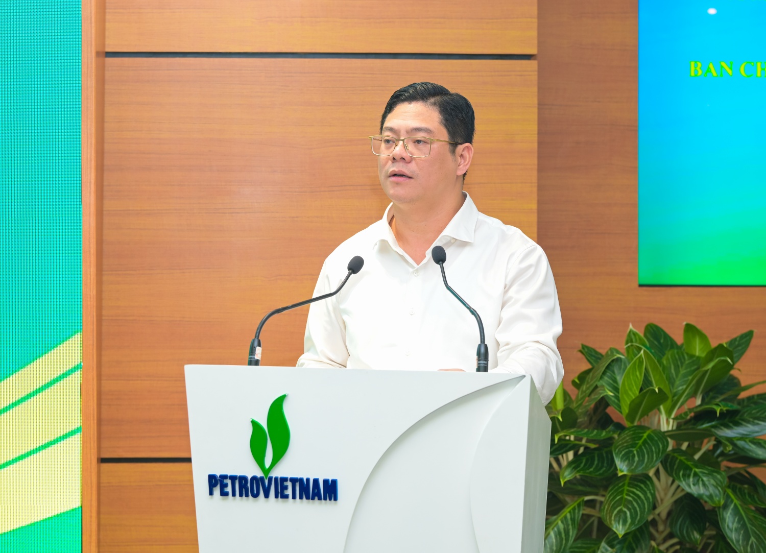 Đồng chí Nguyễn Văn Tá – Trưởng Ban Tổ chức Kiểm tra Công đoàn Petrovietnam báo cáo tại Hội nghị