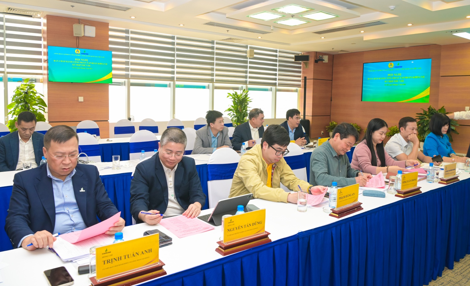 Các đại biểu điền phiếu giới thiệu nhân sự tham gia Đại hội Công đoàn Petrovietnam khoá VIII, nhiệm kỳ 2025–2030