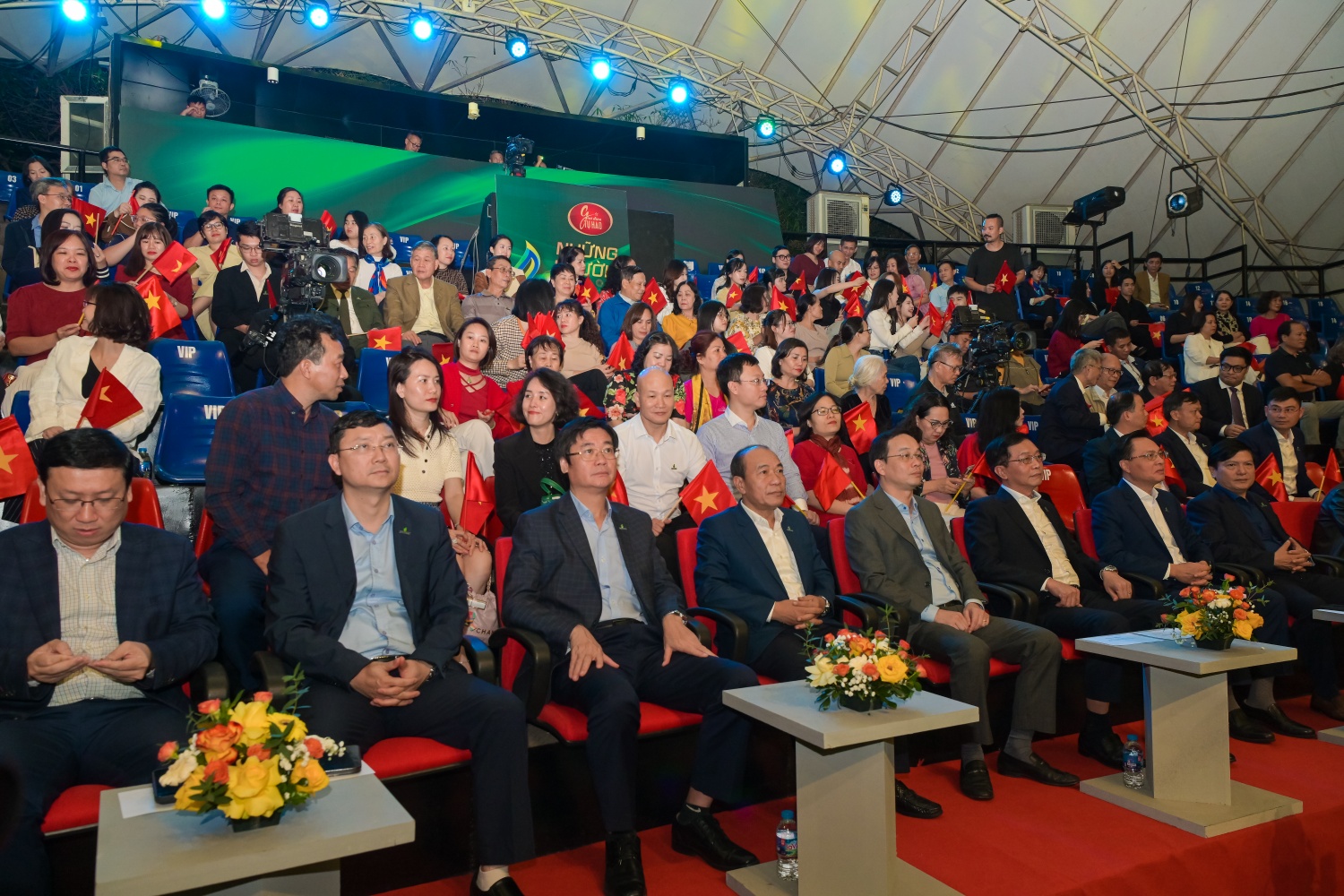 Chương trình có sự góp mặt của đông đảo lãnh đạo, nguyên lãnh đạo, cán bộ nhân viên, người lao động Tập đoàn Công nghiệp - Năng lượng Quốc gia Việt Nam (Petrovietnam)