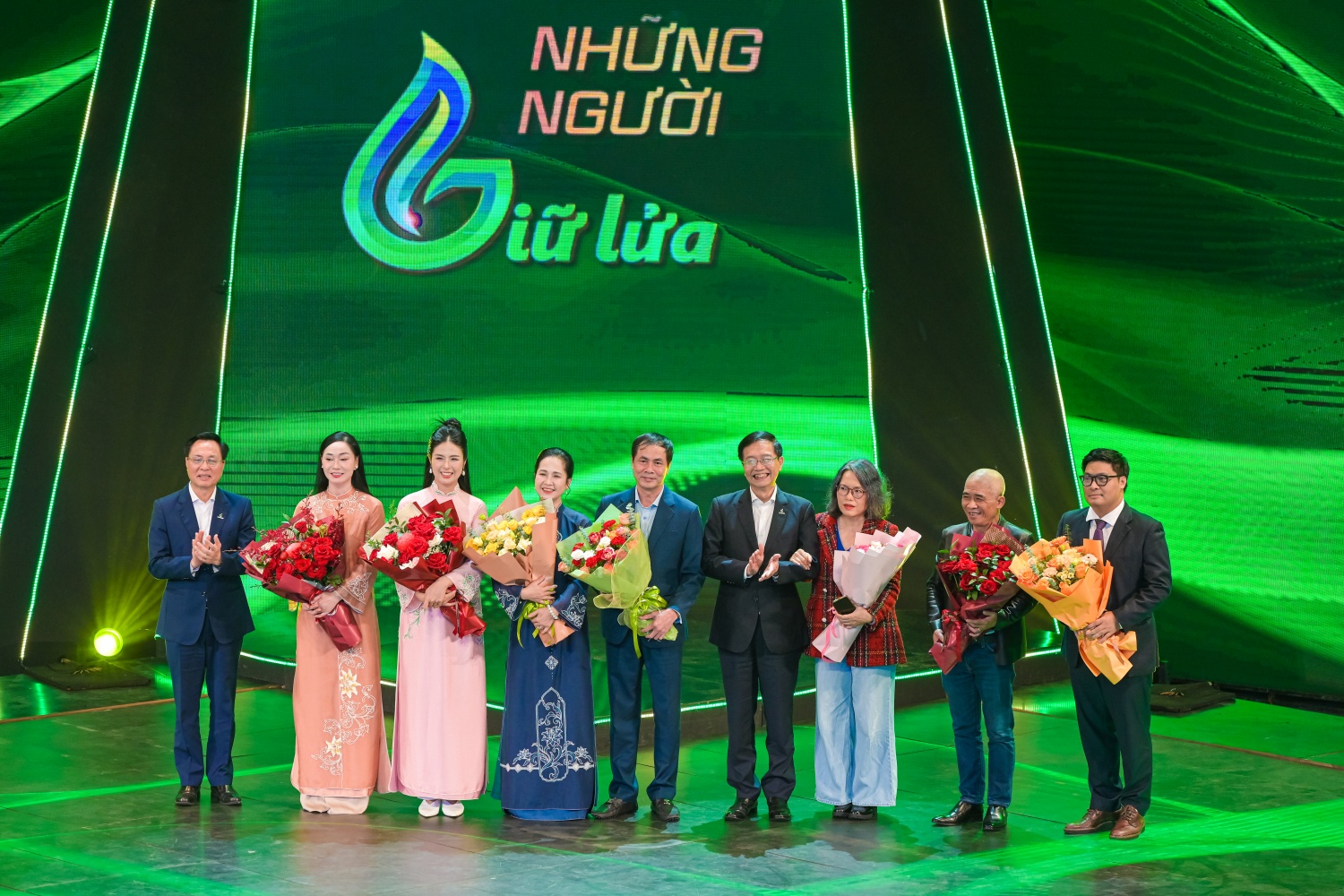 Đại diện lãnh đạo Petrovietnam, ông Trần Quang Dũng - Phó Bí thư thường trực Đảng ủy Petrovietnam và ông Bùi Minh Tiến - Thành viên HĐTV Petrovietnam tặng hoa cảm ơn các nghệ sĩ và khách mời đã tham gia chương trình.