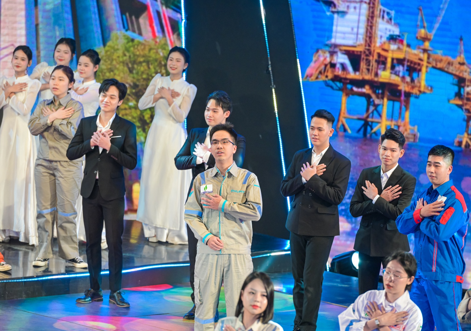 Tiếp theo đó, các tiết mục biểu diễn ca nhạc lần lượt đến từ ca sĩ Vũ Thảo My, NSND Thanh Lam, ca sĩ Lưu Hương Giang, Phương Vy, Tùng Dương và sự phối hợp trình diễn của chính người lao động Petrovietnam.