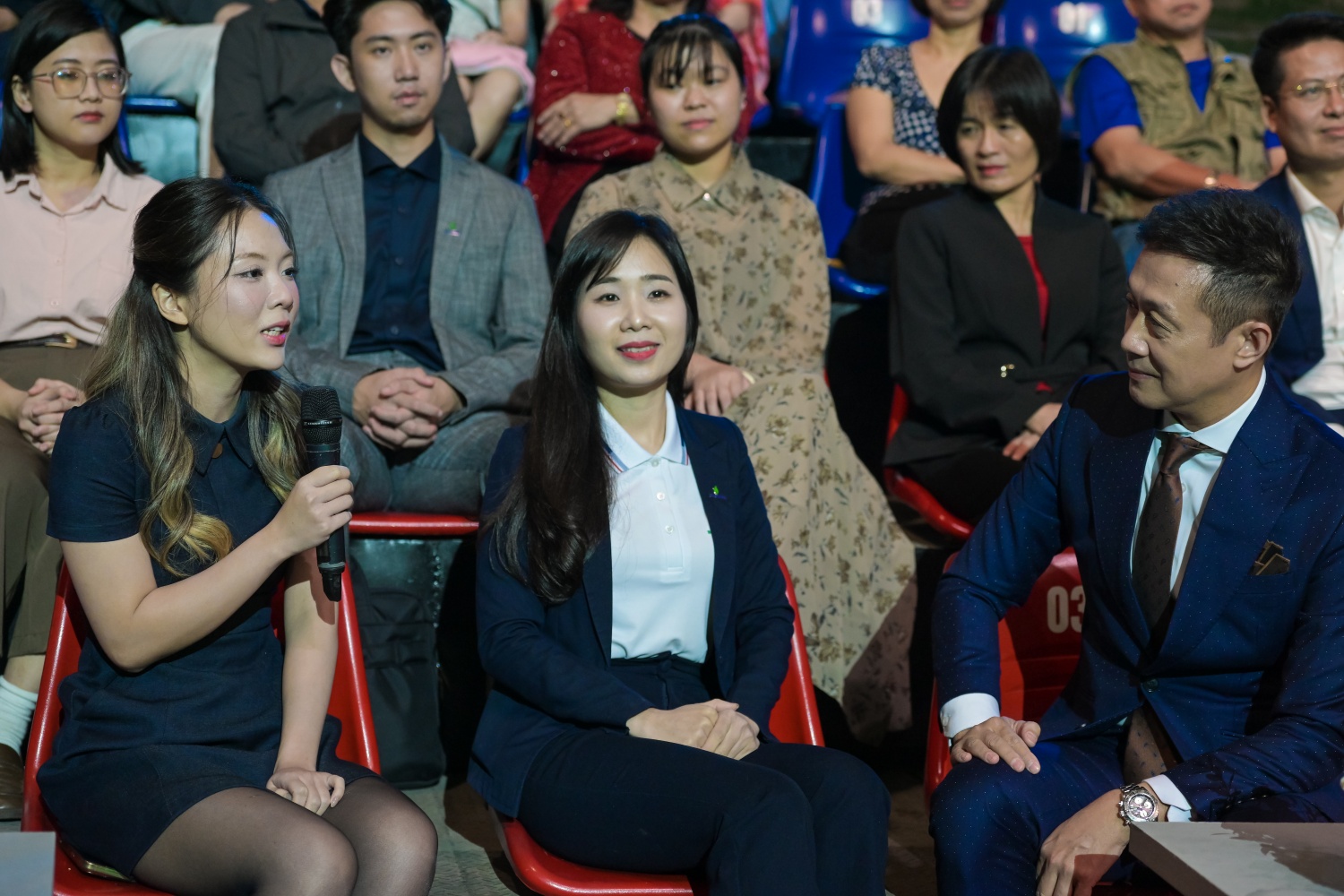 Ngoài các phần chia sẻ talkshow, biểu diễn ca nhạc, chương trình cũng đem đến những phần giao lưu trực tiếp với khán giả, đó là những người nghệ sĩ với những câu chuyện gắn liền với ngành Dầu khí và những chia sẻ với nghề, công việc, kỷ niệm cùng sứ mệnh của những cán bộ, nhân viên Petrovietnam.