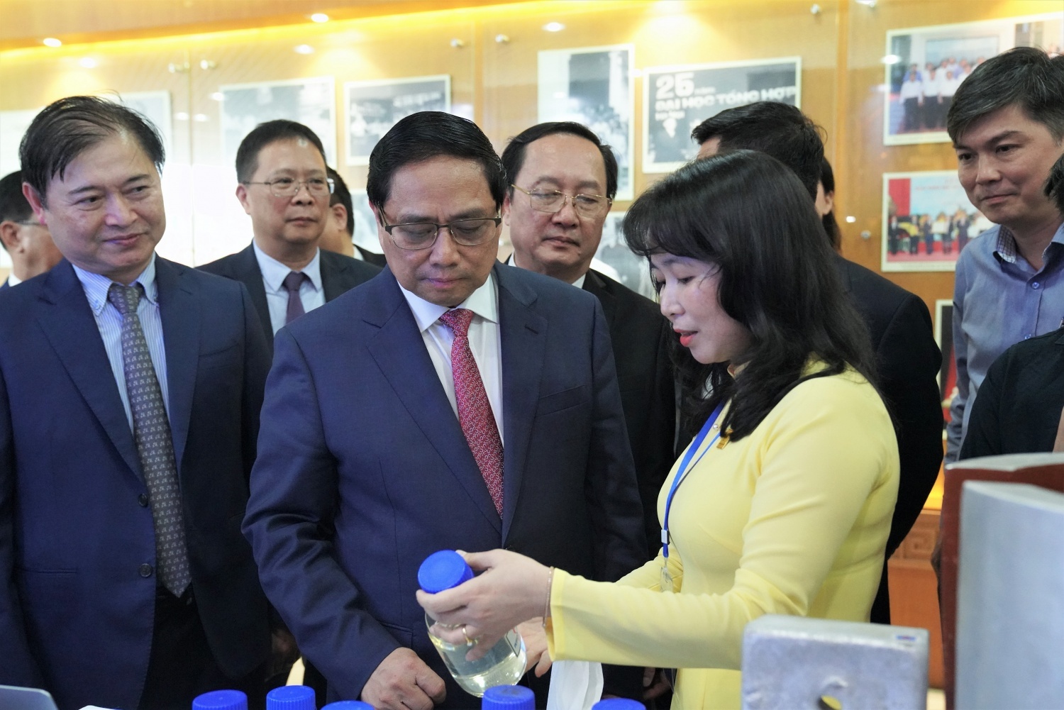 Thủ tướng Chính phủ Phạm Minh Chính nghe giới thiệu về chế phẩm nâng cao hệ số thu hồi dầu VPI SP giúp gia tăng sản lượng khai thác cho khu vực nghiên cứu mỏ Bạch Hổ tại Triển lãm kỷ niệm 10 năm Ngày Khoa học và Công nghệ Việt Nam với chủ đề “Khoa học, công nghệ và đổi mới sáng tạo - động lực phát triển bền vững”.