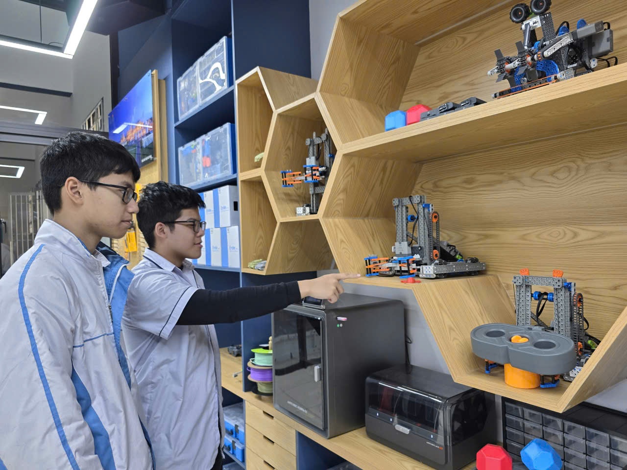 Học sinh Trường THPT chuyên Lam Sơn chủ động “mở khóa” phòng STEM.