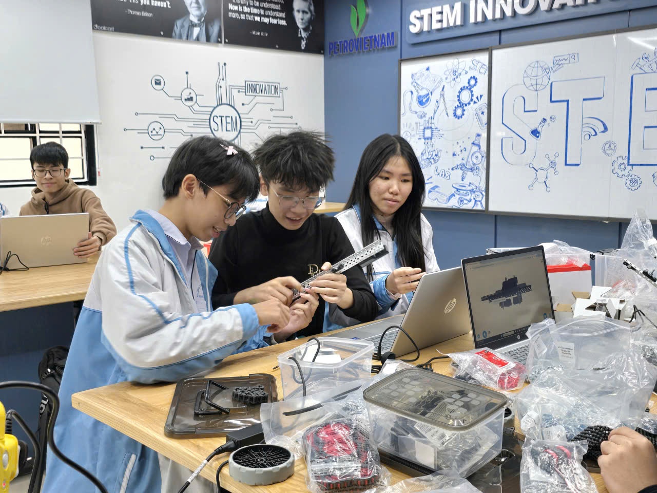 Nhờ có phòng STEM, học sinh được thực hành các nội dung trong sách giáo khoa một cách trực quan hơn.