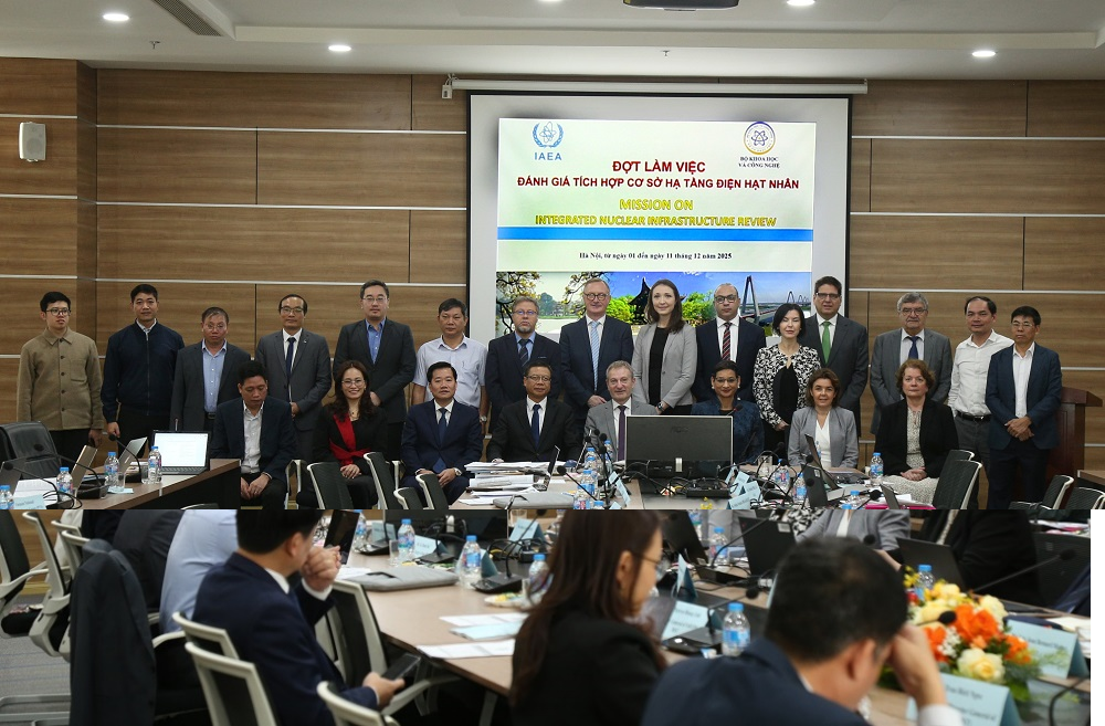 Các đại biểu Việt Nam và và chuyên gia IAEA tham gia Đợt làm việc.