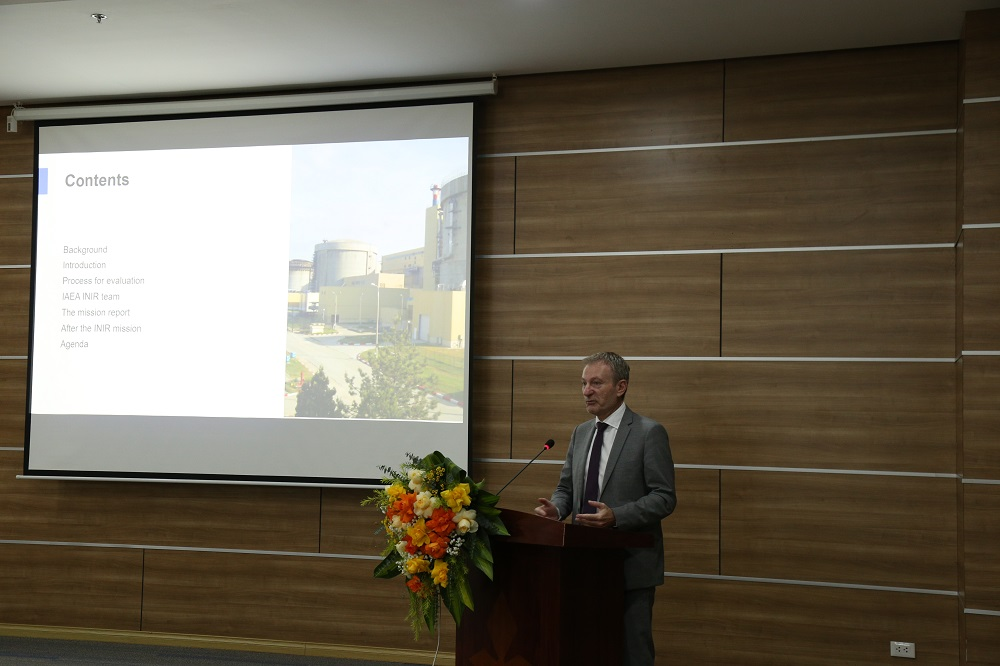 Ông Eric Mathet, Trưởng đoàn công tác IAEA phát biểu tại Phiên khai mạc Đợt làm việc.