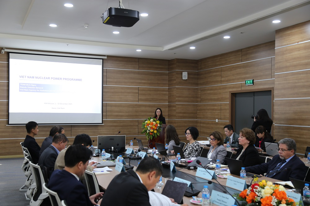 Bà Trần Bích Ngọc, Phó Cục trưởng Cục An toàn bức xạ và hạt nhân, điều phối viên quốc gia của Việt Nam tại IAEA, trình bày về tình hình phát triển điện hạt nhân tại Việt Nam.