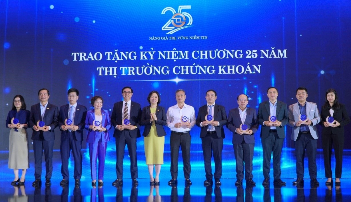 Ông Nguyễn Ngọc Trường (thứ tư, bìa phải), Kế toán trưởng kiêm Trưởng Ban Tài chính - Kế toán PV Drilling đại diện doanh nghiệp nhận kỷ niệm chương