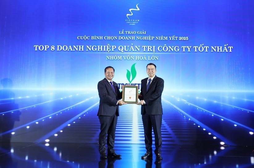 Ông Mai Thế Toàn - Chủ tịch HĐQT PV Drilling đại diện doanh nghiệp nhận vinh danh Top 8 Doanh nghiệp quản trị công ty tốt nhất - nhóm vốn hóa lớn từ Thứ trưởng Bộ Tài chính Nguyễn Đức Chi